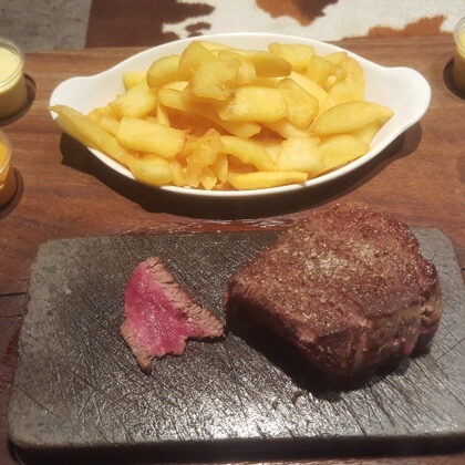 succulentes-viandes-steack-boeuf-frites-le-farinet-a-champery